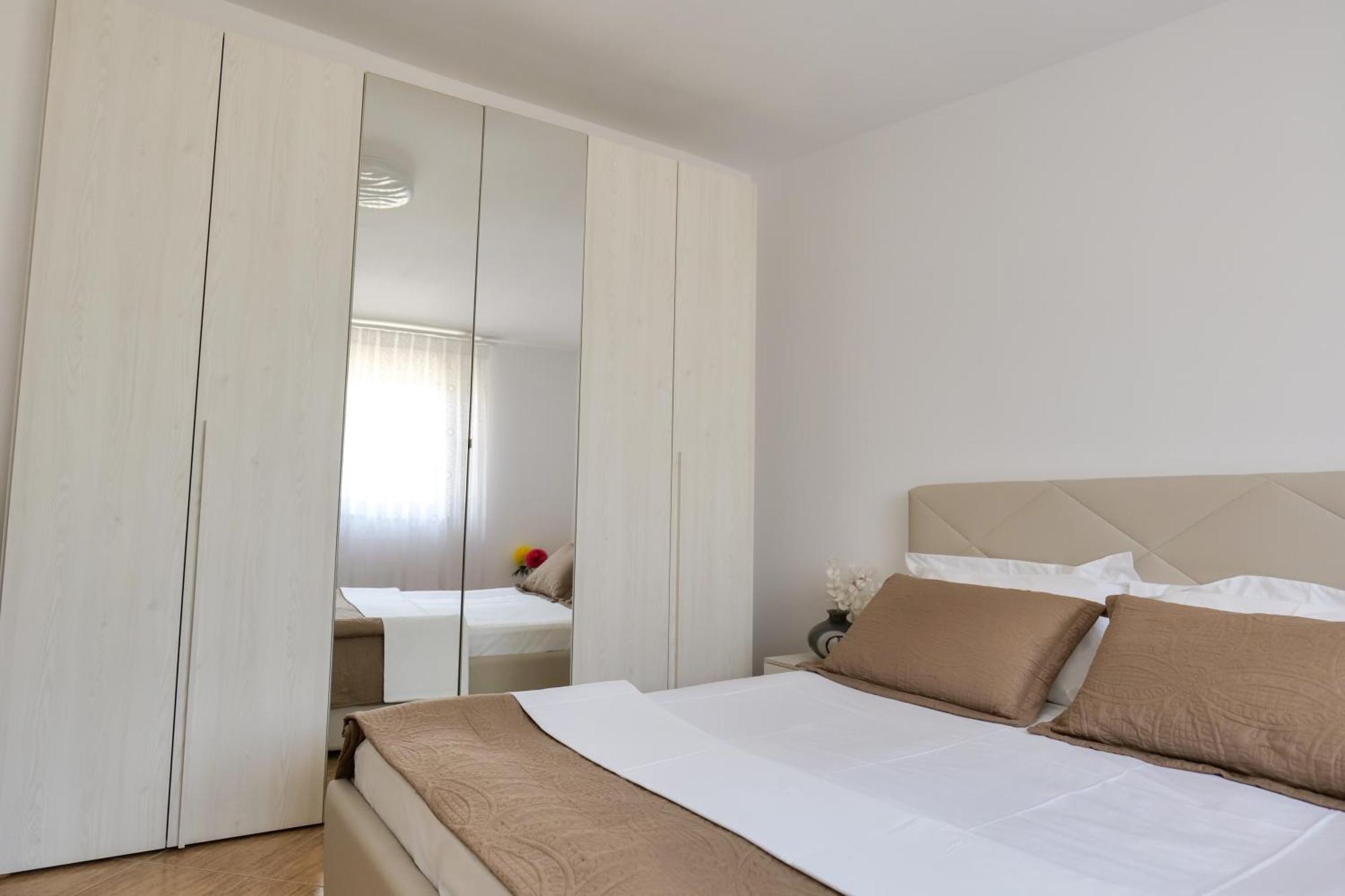 Xhejn's Veranda 7 * Durrës
